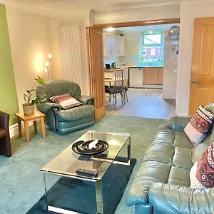 Spacious Four Bed With Parking - Apartment Bournemouth